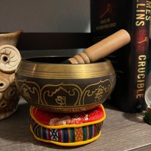 Singing bowl with sitting cushion